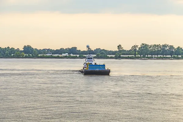 Fähre überquert mississippi Fluss bei Sonnenuntergang in baton rouge — Stockfoto