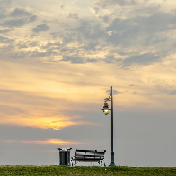 Romantic sky at sunset with bench at the mississippi in Baton — Stock Photo, Image