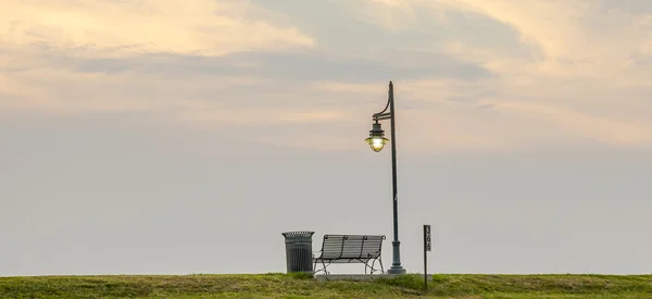 Romantic sky at sunset with bench at the mississippi in Baton Ro — Stock Photo, Image