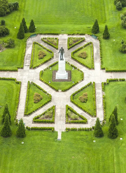 Public park in Baton Rouge with historic  Huey Long statue — Stock Photo, Image