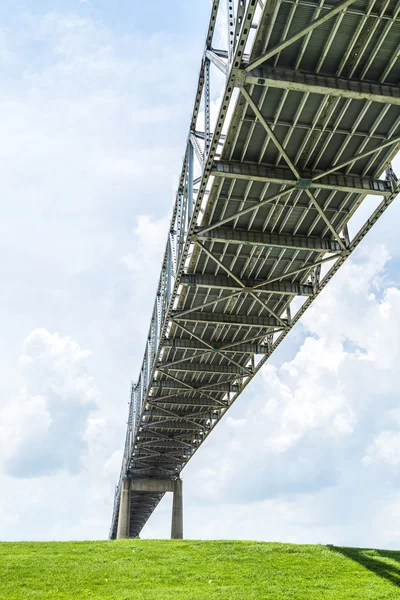 Ponte atravessa o Mississippi — Fotografia de Stock