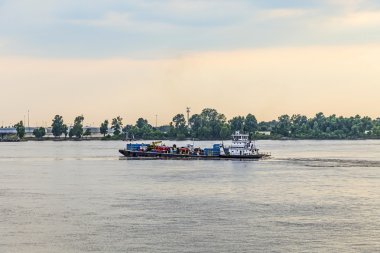 gün batımında yük gemisi baton rouge içinde-mississippi Nehri üzerinde