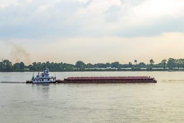 gün batımında yük gemisi baton rouge içinde-mississippi Nehri üzerinde