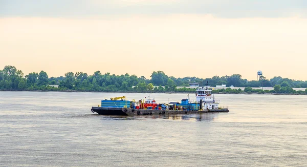 Navire de fret sur le fleuve Mississippi au coucher du soleil à Baton Rouge — Photo