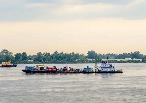 Gün batımında yük gemisi baton rouge içinde-mississippi Nehri üzerinde — Stok fotoğraf