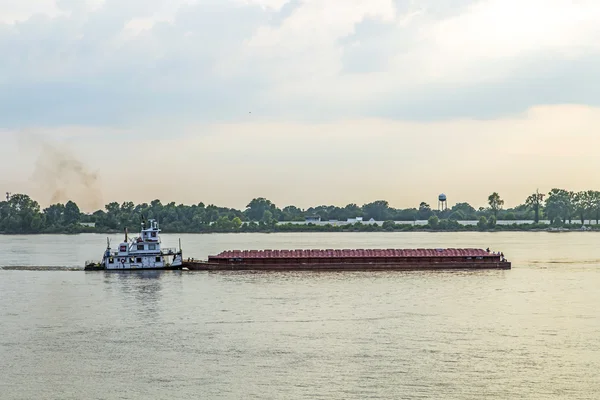 Nave merci sul fiume Mississippi al tramonto a Baton Rouge — Foto Stock