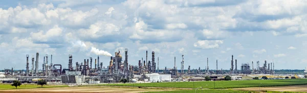 Smokestacks spewing smoke from Saint James oil refinery — Stock Photo, Image