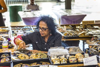 insanlar Fransız piyasa decatur Caddesi üzerinde ziyaret. 
