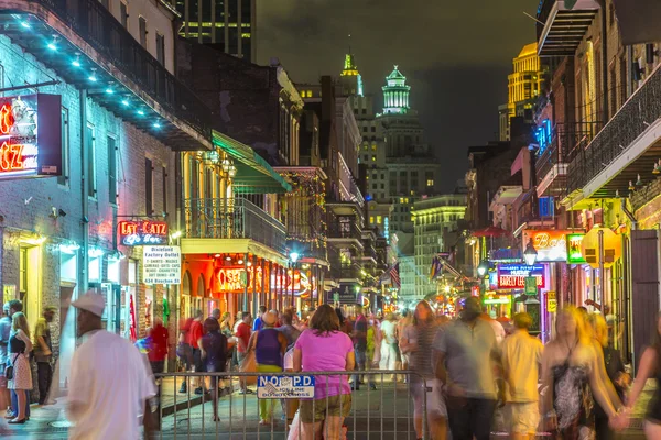 People on the move in the Burbon street at night in the French q — Stock Photo, Image