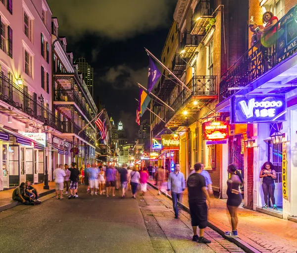 People on the move in the Burbon street at night in the French q — Stock Photo, Image