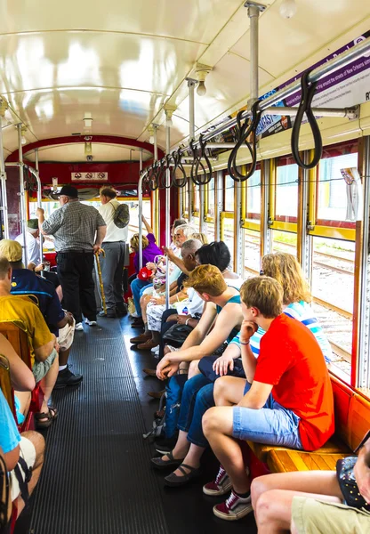 As pessoas viajam com o famoso carro de rua linha St. Charles — Fotografia de Stock