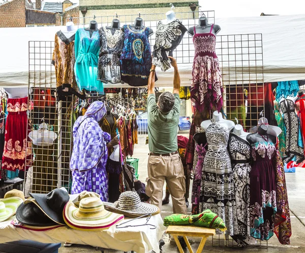 Люди посещают Французский рынок на улице Декатур — стоковое фото