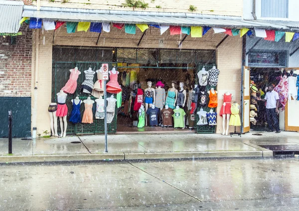 Obchody v dešti na francouzská čtvrť v new orleans — Stock fotografie