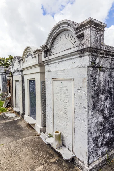 Кладбище Лафайет в Новом Орлеане с историческими могильными камнями — стоковое фото