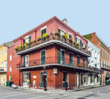 İnsanlar tarihi binada French Quarter'da yer ziyaret edin.