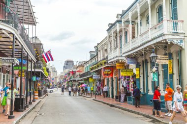 İnsanlar tarihi binada French Quarter'da yer ziyaret edin.
