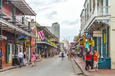İnsanlar tarihi binada French Quarter'da yer ziyaret edin.