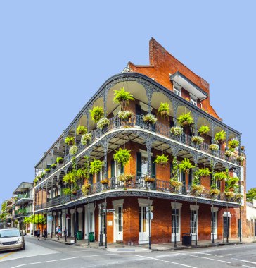 İnsanlar tarihi binada French Quarter'da yer ziyaret edin.