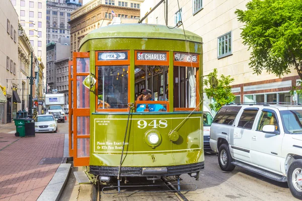 Трамвайная линия Сент-Чарльз в Новом Орлеане — стоковое фото