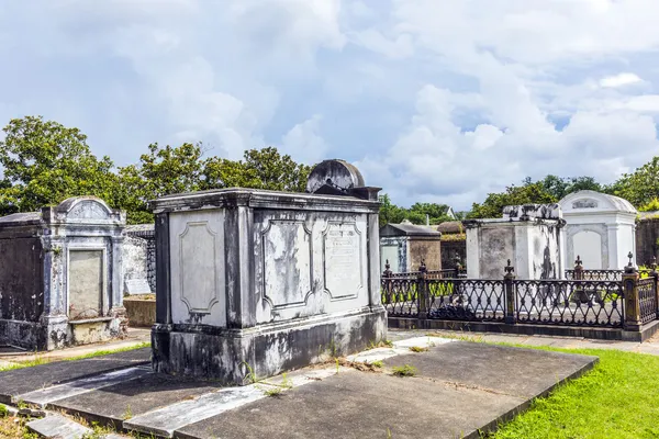 Кладбище Лафайет в Новом Орлеане с историческими могильными камнями — стоковое фото