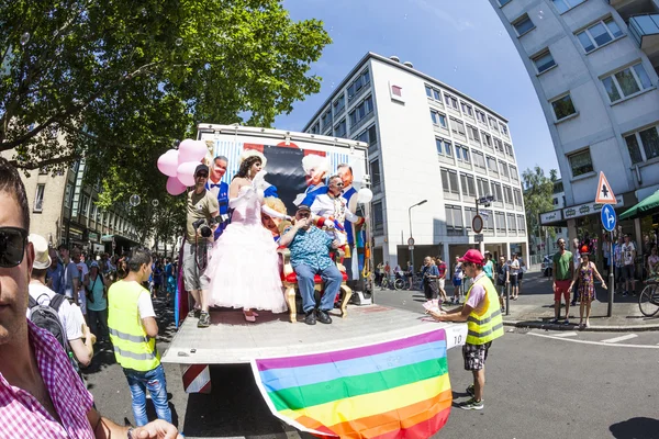 Menschen beim Christopher Street Day in Frankfurt — Stockfoto