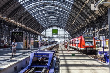 yolcular içinde başlık veya leavin frankfurt Merkez İstasyonu
