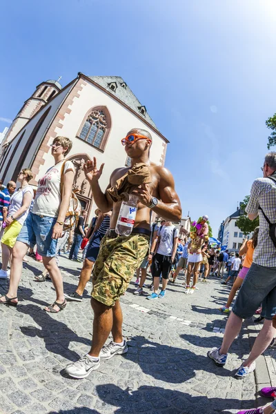 Människor på christopher street day i frankfurt — ストック写真