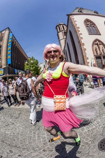 Mensen vieren christopher street day in frankfurt — Stockfoto