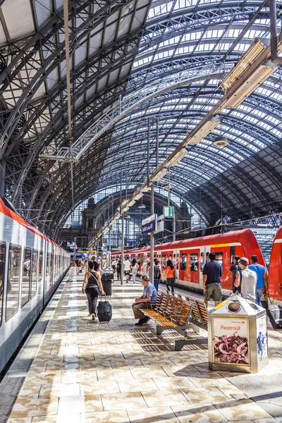 Viaggiatori all'interno della stazione centrale di Francoforte voce o lasciare — Foto Stock