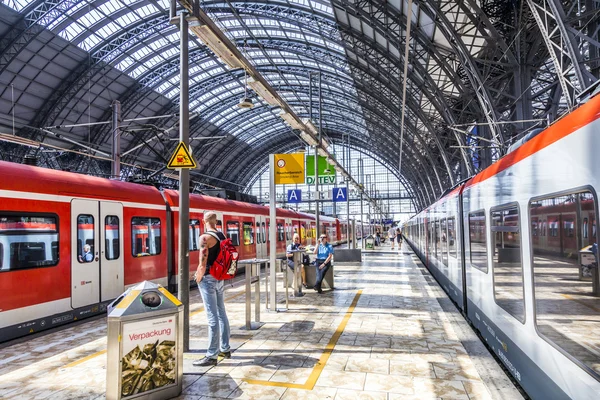 Podróżujących wewnątrz dworca centralnego we Frankfurcie pozycji lub leavin — Zdjęcie stockowe