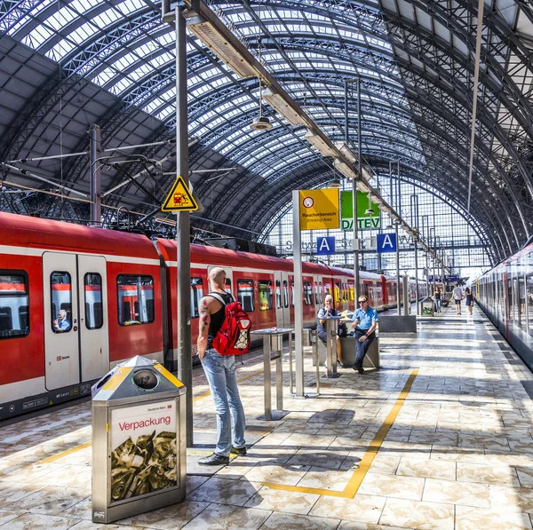 Мандрівники всередині до Центрального залізничного вокзалу Франкфурта заголовок або leavin — стокове фото
