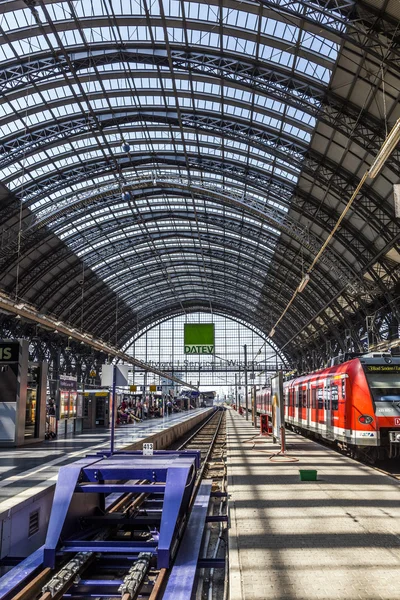 Viajeros dentro de la estación central de Frankfurt que se dirigen o se van —  Fotos de Stock