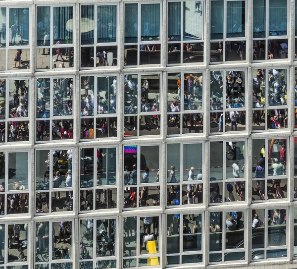 People celebrate Christopher Street day in Frankfurt — Stock Photo, Image