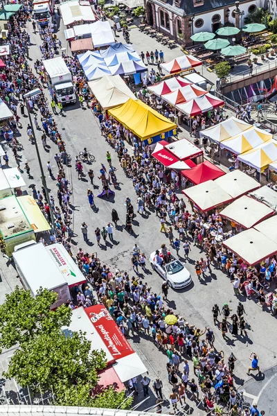 Människor firar christopher street day i frankfurt — Stockfoto