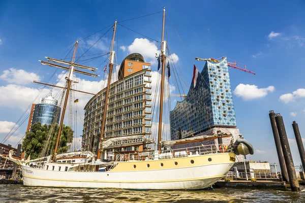 Concert hall Elbphilharmonie under construction with sailor Mar — Stock Photo, Image