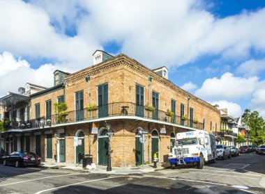İnsanlar tarihi binada French Quarter'da yer ziyaret edin.