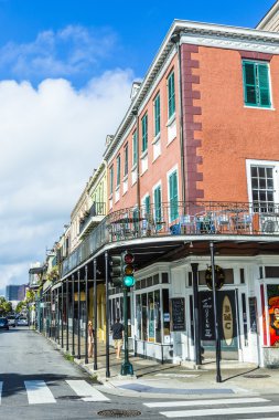 İnsanlar tarihi binada French Quarter'da yer ziyaret edin.
