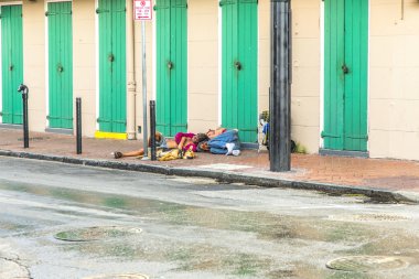 İnsanlar tarihi binada French Quarter'da yer ziyaret edin.