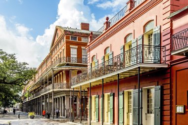 İnsanlar tarihi binada French Quarter'da yer ziyaret edin.