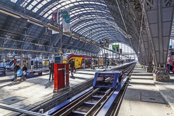 Persone all'interno della stazione centrale di Francoforte — Foto Stock