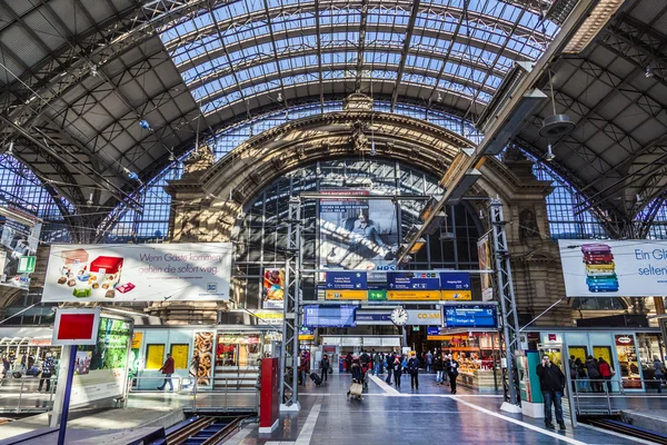 Pessoas dentro da estação central de Frankfurt — Fotografia de Stock