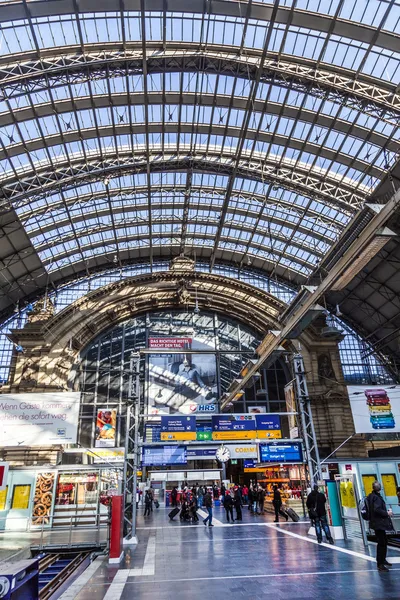 People inside the Frankfurt central station — Stock Photo, Image