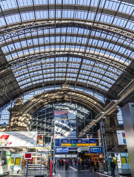 Frankfurt Merkez İstasyonu'nun içinde insanlar — Stok fotoğraf