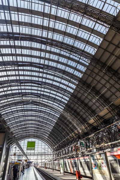 Pessoas dentro da estação central de Frankfurt — Fotografia de Stock