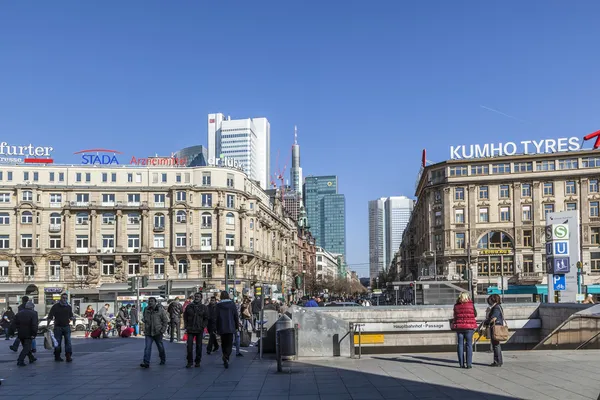 Människor utanför den Frankfurts centralstationen — Stockfoto