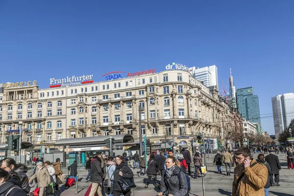 Människor utanför den Frankfurts centralstationen — Stockfoto