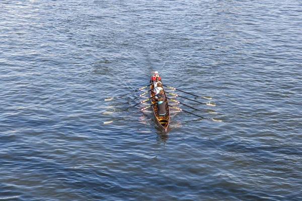 Boat team trains at river main — Stock Photo, Image