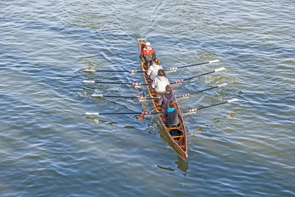 Boat team trains at river main — Stock Photo, Image