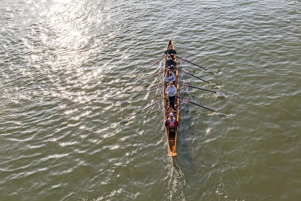 Equipo de barcos entrena en el río principal —  Fotos de Stock