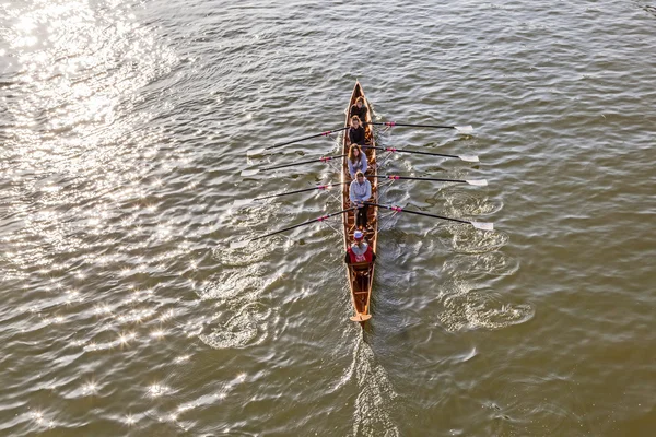 Boat team trains at river main — Stock Photo, Image